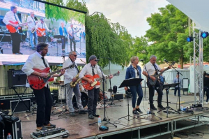 « La 94ème Foire exposition de Sens innove en ouvrant ses « portes » de façon officielle ce vendredi 28 avril aux alentours de 19 heures, une manière conviviale et surtout musicale de bien lancer l’évènement. Parmi les attractions de la soirée : le groupe « THERAPIE BLUES » qui s’était déjà illustré l’an passé sous la Canopée…