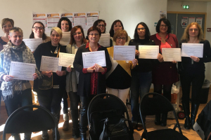 « Elles brandissent avec fierté leurs précieux diplômes qui leur permettront de retrouver le chemin de l’emploi grâce au Centre National de la Fonction Publique Territoriale et ses partenaires. Quatorze icaunaises pourront prochainement exercer une activité de secrétaire de mairie… ».