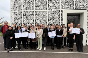« Toujours muni de sa célèbre écharpe rouge, le président des MOF de l’Yonne, Marc LABARDE, récompense et félicite les lauréates de la sélection départementale du concours « Un des Meilleurs Apprentis de France », dans la catégorie esthétique au CIFA de l’Yonne à Auxerre… ».