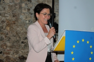 « Quatre mille cancers pourraient être évités chaque année selon les spécialistes si les fabricants de charcuterie n’utilisaient pas d’additifs nitrés dans leurs produits. Mercredi, Michèle CROUZET et deux autres parlementaires formuleront sept propositions pour faciliter la mise en œuvre d’une interdiction progressive de ces pratiques… ».