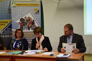 « Malgré la raréfaction des parents d’élèves qui ne manifestent que peu de présence physique lors des assemblées générales annuelles, la Maison familiale et rurale du JOVINIEN se prépare à vivre une profonde mutations au niveau de ses choix stratégiques et financiers. Se rapprocher de structures professionnelles semble être sa priorité afin de les impliquer dans l’ambitieux projet de développement d’un pôle de ressources agricoles et de la restauration collective reconnu de tous… ».