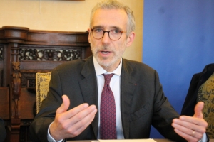 « Le préfet de l’Yonne Henri PREVOST s’est exprimé lors d’une conférence de presse vendredi en début de soirée sur ce qui attend les Icaunais dès ce lundi. Aux côtés des représentants de l’Education nationale et de l’Agence régionale de santé, il a confirmé la présence sur notre sol de trois personnes contaminées par le coronavirus… ».