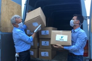 « Le président du Conseil départemental Patrick GENDRAUD (à gauche) s’est rendu à Melun avec Guillaume MARION directeur général adjoint des poles Solidarités départementales ce mercredi après-midi pour y réceptionner 70 000 masques de protection de type chirurgicaux destinés aux professionnels de santé et aux associations dérivées. D’autres livraisons sont à venir depuis la Seine-et-Marne et la Région devait-il confirmer… ».