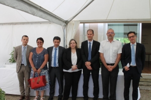 « Aux côtés des membres du conseil d’administration de la Chambre départementale des notaires de l’Yonne, Me Laurent TOPIN (à droite) accède à la présidence de cette vénérable institution professionnelle, forte d’une soixantaine de représentants… ».