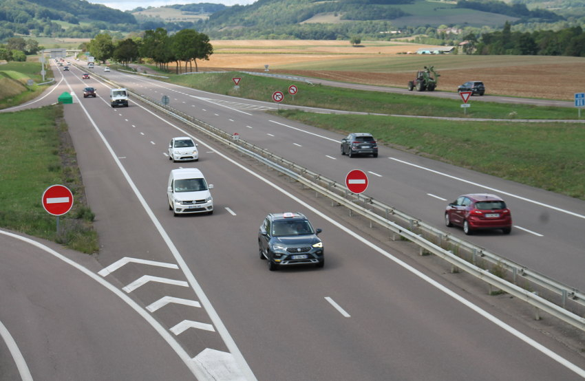 « Les automobilistes français trouvent que l’on se traîne déjà à 130 km/h sur les grandes lignes droites de nos autoroutes, qualifiées de soporifiques par beaucoup d’entre eux. Si, demain, l’Etat instaure la nouvelle réglementation de la vitesse à 110 km/h, l’ennui sera total quant au plaisir de conduite avec des motorisations qui ne sont pas bridées par les constructeurs. Une chose est sûre : les tarifs des péages, eux, continueront leur progression ! Une fausse bonne décision ? ».