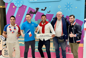 « Adrien BAILLY, Baptiste CHAPUIS, Laurent DEVELLE, Jean-Eric FRAY, Frédéric MILLAT et Yannick ROBIERE ont représenté les couleurs de la JCE Auxerre lors du Congrès international de Taïwan, accueilli début novembre sur l’île, au centre de l’actualité géopolitique. « La paix universelle » était au centre de ce rassemblement de 7 000 jeunes entreprenants, en provenance de 106 pays. Une note d’espoir ? ».