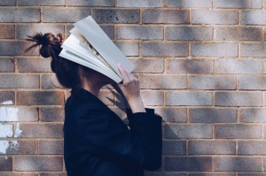 « La jeunesse française se sent abandonnée face à cette crise sanitaire sans précédent. Son sens de l’altruisme s’est renforcé avec cette envie tangible de venir aider les autres. Les personnes plus âgées ou celles victimes d’un handicap. Pour autant, des inquiétudes persistent : quid de son avenir après cette crise exceptionnelle ? ».