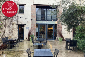 « Une jolie terrasse accueille les clients dès les beaux jours revenus. Pour le reste, la cuisine proposée dans l’établissement sénonais est très approximative et quelconque… ».