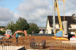« Le chantier n’en est encore qu’à l’état des fondations mais le nouveau restaurant scolaire de l’école de la Rive Droite à Auxerre devrait être opérationnel à la rentrée 2026. Un chantier qui a nécessité une enveloppe financière de près de 3 millions d’euros TTC… ».