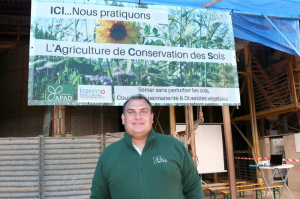 « Benjamin, le fils d’Yves VECTEN, a repris depuis un an l’exploitation familiale de 330 ha. Aujourd’hui, il est labellisé en Agriculture de Conservation des Sols, avec pour objectif d’introduire dans son assolement de nouvelles cultures comme le chanvre ou la luzerne, réputées pour leur pouvoir couvrant et leur faible besoin en engrais… ».
