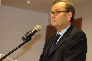 « Les communes de la Puisaye-Forterre sont en cours de distribution de masques modèles lavables en tissu aux normes AFNOR afin de munir chacun de leurs habitants de ces précieuses protections à la demande du président de la CCPF, Jean-Philippe SAULNIER-ARRIGHI… ».