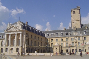 « La capitale des ducs de Bourgogne a été le théâtre de violents affrontements communautaristes cette semaine entre tchétchènes et maghrébins durant plusieurs nuits. Des évènements qualifiés de très graves par les autorités qui ont dépêché le secrétaire d’Etat à l’Intérieur Laurent NUNEZ pour éteindre l’incendie… ».