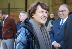 « Souriante, détendue, la ministre de l’Agriculture, de l’Agro-alimentaire et de la Souveraineté alimentaire, la franc-comtoise Annie GENEVARD a été accueillie par le préfet de l’Yonne Pascal JAN dans l’exploitation céréalière et viticole de Jean-Baptiste THIBAUT, vice-président de la Chambre départementale d’Agriculture de l’Yonne à Quenne. Porteuse de bonnes nouvelles, elle est apparue comme une défenseuse acharnée de la PAC, mais pas du MERCOSUR dans sa configuration actuelle… ».