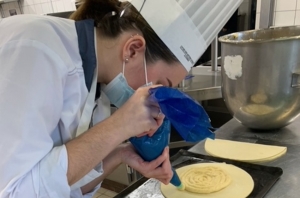 « Initiative gourmande et altruiste pour les élèves du lycée des métiers Vauban à Auxerre : ils ont confectionné une centaine de galettes destinées à saluer le remarquable travail des soignants du centre hospitalier…par le biais de la gourmandise ! ».