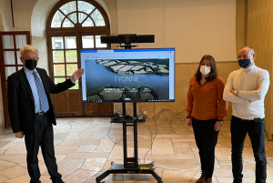« Valoriser le territoire de l’Yonne en open data, c’est le pari de ce nouvel outil numérique conçu et lancé par le Conseil départemental ce mercredi 08 décembre. Un outil accessible à tous pour mieux rendre attractif notre territoire. Comme l’ont démontré Patrick GENDRAUD, président, Pascal HENRIAT et Isabelle JOAQUINA, en charge respectivement du numérique et de la communication… ».