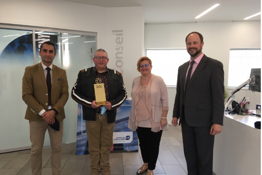 « Pas de cérémonie festive comme à l’accoutumée pour les récipiendaires des Prix Stars et Métiers, une manifestation concoctée par la Banque Populaire, la Chambre des Métiers et de l’Artisanat et la SOCAMA. A la place, les lauréats de l’Yonne ont touché leurs récompenses de manière nettement plus intimiste… ».