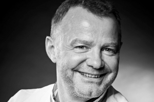 « Le maître chocolatier es pralinés prend aussi le temps de soutenir les initiatives de France 2 avec la nouvelle émission « Qui sera le prochain grand pâtissier » ».