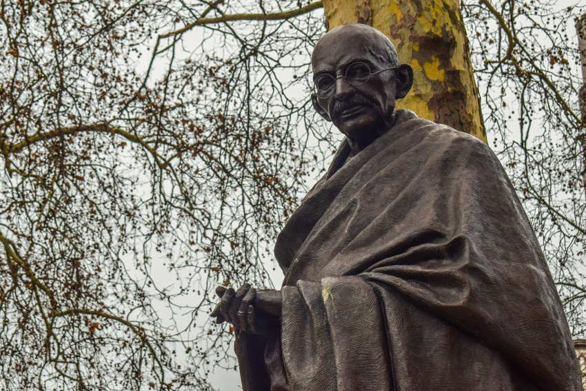 « Que ce soit dans la rue ou à l’Assemblée nationale, on nous promet une rentrée « chaud bouillante » au niveau social et économique ! Face à une conjoncture complexe et imprévisible, ne serait-il pas temps qu’un GANDHI émerge de ce monde de désolation et de turpitudes pour nous montrer le chemin ? ».