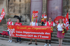 « Sur les marches de la cathédrale Saint-Etienne à Auxerre, non loin de la préfecture, la secrétaire générale de la CGT de l’Yonne Véronique DEGOIX-BUTTIN a rappelé la nécessité de « faire front populaire » pour barrer la route du pouvoir au Rassemblement National et à la gouvernance élyséenne. Pour autant, la CGT demande aux dirigeants du Nouveau Front Populaire de tenir leurs engagements et de ne pas décevoir les citoyens… ».