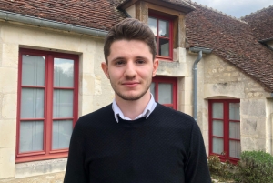 « C’est l’un des benjamins de ces élections régionales en Bourgogne Franche-Comté ! A 21 ans, Nathan DOS SANTOS-RISCADO s’est engagé en politique aux côtés des Marcheurs et de la liste conduite par Denis THURIOT pour apporter une nouvelle vision du monde à construire. Poser avec Jean-Baptiste LEMOYNE et les ténors de la liste ne lui fait pas peur ! ».