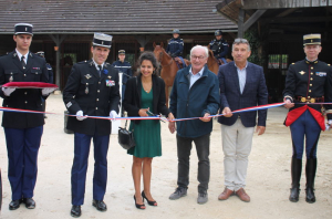 « Le poste à cheval de Saint-Fargeau a été présenté officiellement en début de semaine au Domaine des Grilles par le colonel Nicolas NANNI et le maire de Saint-Fargeau, Dominique CHARPENTIER. Six cavaliers, quatre issus du groupement de gendarmerie de l’Yonne et deux de la Garde républicaine, surveilleront les sites touristiques névralgiques d’une zone de 90 km2 située en Puisaye-Forterre ; une opération qui prendra fin le 29 août prochain… ».