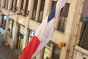 « L’édile de Sens Marie-Louise FORT a décidé de remettre les drapeaux de l’hôtel de ville en berne quelques jours après avoir salué la mémoire de l’enseignant Samuel PATY. Un geste de solidarité et de communion avec les Niçois, meurtris au plus profond de leurs âmes… ».