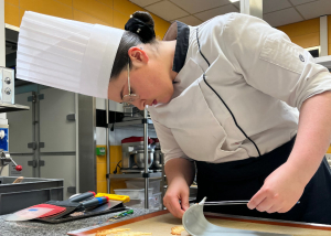 « Marion WICKAERT est à l’ouvrage en donnant le meilleur d’elle-même dans ce qu’elle considère comme un…amusement ! La championne de France junior du dessert, en apprentissage au lycée Vauban à Auxerre, a obtenu deux médailles d’or lors des sélections départementales et régionales du MAF dessert de restaurant. Une double distinction qui la propulse en finale hexagonale de la discipline. Une histoire de famille chez les WICKAERT ! ».