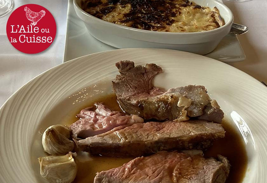 « Gare de Lyon, la séculaire brasserie du « Train Bleu » vous propose un agréable voyage culinaire et patrimonial avant de partir en province à la découverte de belles tables gourmandes…A ne manquer sous aucun prétexte le gigot d’agneau servi avec son cérémonial… ».