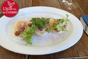 « « Le Bistrot du Château » au domaine du Roncemay propose une cuisine de belle qualité en revisitant les recettes de saison, dans un cadre bucolique et champêtre non loin du parcours golfique… ».