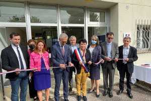 « Depuis le 01er septembre 2020, La Poste accueille dans son bureau de Noyers-sur-Serein un socle commun de huit opérateurs répondant aux offres de France Services. Un nouveau point d’ancrage inauguré par le préfet de l’Yonne Henri PREVOST, l’élue Nathalie LABOSSE et le directeur des Territoires de La Poste, Eric MEUNIER ».