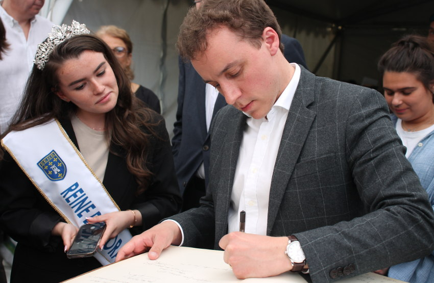 « Il reviendra à l’édile de Sens, Paul-Antoine de CARVILLE d’inaugurer officiellement la 95ème édition de la foire commerciale de Sens le samedi 27 avril prochain. Un évènement économique qui draine près de cent mille visiteurs en l’espace de six jours… ».