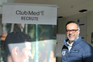 « Employant plus de 23 000 collaborateurs, le Club Méditerranée devrait créer de cinq à sept nouveaux villages cette année au niveau international. A chaque exercice, ce sont environ 6 500 postes qui sont à pourvoir pour alimenter l’un des 70 villages vacance qui ont forgé la notoriété du groupe à travers la planète. Pour la première fois, il s’est appuyé sur Pôle Emploi Auxerre lors de deux journées de recrutement pour y trouver la perle rare… Chargé du recrutement au sein de l’entreprise, Joe BOULVERT a reçu les candidats ayant de l’appétence pour ces métiers de manière individuelle…».
