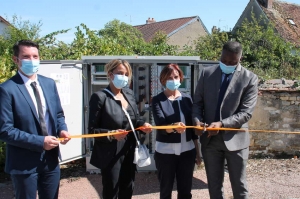 « Le plan de déploiement de la fibre optique dans la commune d’Appoigny a été largement expliqué par l’édile Magloire SIOPATHIS, Véronique MORLIGHEM, déléguée régionale Bourgogne de l’opérateur ORANGE et Malika OUNES, vice-présidente du Département en charge du développement numérique. 65 % des foyers et locaux professionnels de la localité sont désormais éligibles au Très Haut Débit… ».