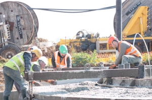 « La conjoncture n’est pas favorable à la filière du béton. La crise sanitaire mais aussi les nouvelles réglementations environnementales qui préconisent l’usage du bois dans les constructions inquiètent les responsables de l’UNICEM… ».
