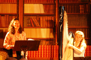 « La soprano Roxane CHALARD et la harpiste Chloé DUCRAY composent le duo « CHIMERES ». Invitées de la Société des Sciences Historiques et Naturelles de l’Yonne, elles ont proposé un récital enchanteur au théâtre de verdure d’Auxerre autour des amis de Marcel PROUST et de son univers. Un régal de poésie et de musique… ».