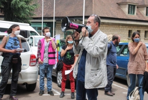 « Les organisations syndicales FO, FSU, CGT et Sud ont appelé les personnels de l’Education nationale à soutenir les AESH en grève pour réclamer un vrai statut de fonctionnaire d’Etat, un salaire décent, plus de recrutement et l’abandon des PIAL. Un dispositif qui déshumanise l’Education nationale selon Philippe WANTE, secrétaire départemental de la FSU 89… ».