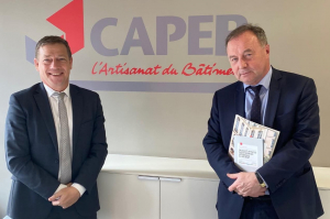 « Le président national de la CAPEB Jean-Christophe REPON (à gauche) a transmis à l’une des éminences grises de Valérie PECRESSE le fameux opus contenant son lot de suggestions et de propositions. Dans l’Yonne, Jean-Pierre RICHARD en fera de même auprès des élus. La filière sera-t-elle entendue sur ses préoccupations principales ? »