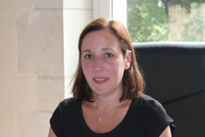 « Julia CAPEL-DUNN a effectué une majeure partie de ses études supérieures à Dijon. Elle apprécie ce retour aux sources dans l’Yonne… ».