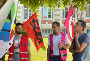 « La délégation de l’intersyndicale ayant manifesté devant la direction des services départementaux de l’Education nationale aura patienté deux heures avant d’être reçu par l’inspecteur d’académie lors de ce rassemblement protestataire à Auxerre. Objectif : réveiller les consciences autour de l’insoutenable situation des AED et des AESH… ».
