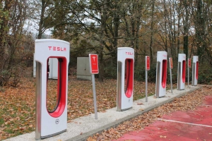 « Le constructeur américain TESLA prévoit le déploiement d’une nouvelle gamme de bornes de charge électrique plus puissante avec des délais de recharge raccourcis dès 2019. Les plateformes existantes en Bourgogne Franche-Comté, à l’instar de celle d’Auxerre, bénéficieront-elles de ces nouvelles technologies rapidement ? ».