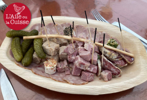« Simple mais bon : telle est la devise de la table « Aux petits Cochons » que les habitués de la fameuse foire exposition de Sens ont le plaisir de retrouver d’une année à l’autre à la période printanière. Des charcuteries faites maison et de succulentes pâtisseries à déguster : on en redemande ! ».