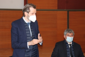 « Il le dit haut et fort, Guillaume LARRIVE, y compris devant Gilles PLATRET : le dossier du contournement de la zone sud d’Auxerre le titille au plus haut point ! Le député Les Républicains déplore l’attentisme et le chipotage financier de l’Etat et de la Région pour boucler le programme de financement de l’ouvrage… ».