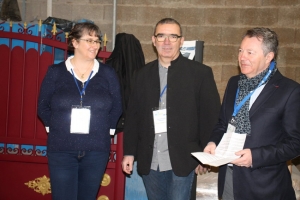 « En France, les entrepreneurs ne sont jamais en manque d’imagination ! Marie et Pascal ROTHE, responsables de la société éponyme, aux côtés du président de la CCI de l’Yonne Alain PEREZ, ont su miser sur le bon cheval pour placer leur jeune marque « EKESTRE », apparue en 2016, dans la sphère des compétitions équines. Permettant d’introduire l’aluminium dans les écuries, les carrières et les épreuves sportives de la région… ».