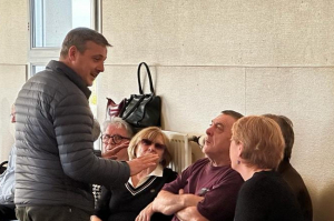 « L’acte 2 de la transformation du territoire sur l’Auxerrois offrira d’autres opportunités de retrouvailles en 2023 pour participer à des évènementiels conviviaux collectifs. En attendant, la sobriété énergétique a eu raison de la traditionnelle cérémonie des vœux à Auxerre. Un choix pleinement assumé par le président-maire Crescent MARAULT (debout) en accointance avec les élus de son équipe communautaire… ».