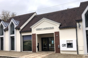 « Le Crédit agricole Champagne-Bourgogne aura poursuivi sa politique de rénovation de ses points de vente selon les codes inspirés par le nouveau concept. Ainsi, celle de Brienon-sur-Armançon, dont la présidente de caisse locale est Pascaline PONCET, vient d’en découvrir toutes les subtilités… ».