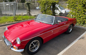« Les belles anglaises sont de sortie avec le retour de la période printanière sur les routes de l’Yonne. C’est le cas de cette MGB MKII Overdrive datant de 1971 dont la première mise en circulation date du 20 août de cette année-là. Une automobile à tester pour les aficionados de véhicules de collection… ».
