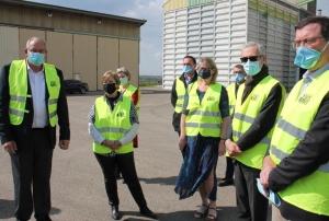 « A l’instar du silo de Nitry, visité par les officiels de notre territoire, 110 Bourgogne va entreprendre durant cinq mois des travaux de grande ampleur pour aménager ses infrastructures devant stocker des blés dépourvus d’insecticides. Le summum de la qualité pour optimiser les contrats filières… ».