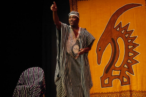 « Le conteur ivoirien Innocent YAPI a rencontré les élèves du collège Marie-Noël à Joigny dans le cadre du festival « Contes Givrés ». Entre découverte de la tradition orale et plaisir de s’évader, ce fut un excellent moment pour les scolaires de troisième… ».