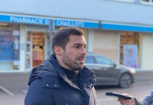 « Devant l’officine de pharmacie qui a été saccagée le week-end dernier dans le quartier des Chaillots à Sens, le président du groupe RN à la Région et élu de l’opposition de Sens, Julien ODOUL, réclame des solutions fortes de la part de l’Etat pour protéger la population. Des mesures fermes et courageuses pour mettre fin au laxisme et à l’impunité… ».