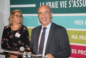 « Après seize années passées à la direction des établissements de l’Yonne, puis plus récemment en les ajoutant de ceux de la Seine-et-Marne, Jacques BLANCHOT tire un trait définitif sur GROUPAMA Paris Val-de-Loire où il aura su nouer de multiples partenariats et contacts. Un adieu à l’entreprise mais un au revoir à la vie publique…Comme l’espèrent Laurent BOUCHON, directeur général du groupe Paris Val-de-Loire et le président des caisses locales de l’Yonne Pascal MAUPOIS…».